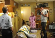Danny (Scott Caan, l.) und Steve (Alex O'Loughlin, r.) legen sich in der Wohnung von Ruth Tennenbaum (Cloris Leachman, M.) auf die Lauer, um einen Mordfall aufzuklären