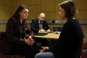 DC Rachel Bailey (Suranne Jones, l.) und DC Pete Readyough (Tony Mooney, M.) versuchen mit Hilfe von Helen Bartlett (Nicola Walker, r.) den Mord an ihrer Mutter aufzuklären.