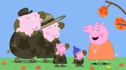 Als Mama Wutz (r.) Peppa und George (m.) wieder abholen will, zeigen ihr die Vier stolz, dass alles schmutzig geworden ist, außer die neue Bommelmütze.