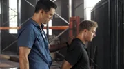 In Panama gelingt es Michael (Jeffrey Donovan, l.) den Mörder seines Bruders, Tyler Gray (Kenny Johnson), zu überwältigen und festzuhalten. Nun müssen sie versuchen, so unauffällig wie möglich zurück nach Miami zu gelangen.