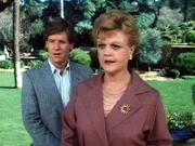 Jessica (Angela Lansbury) besucht mit ihrem Neffen Grady (Michael Horton) einen unseriösen Geschäftsmann.