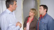 Überraschung am Morgen: Nikola (Mariele Millowitsch) und Tim (Oliver Reinhard, re.) finden den derangierten Schmidt (Walter Sittler) im Aufzug, wo er anscheinend die ganze Nacht verbracht hat...