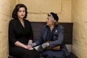 Mrs McCarthy (Sorcha Cusack) tröstet Bunty (Emer Kenny).