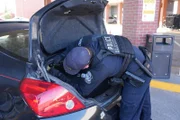 Ein CBP-Beamter inspiziert den Kofferraum eines Passagiers in El Paso, Texas, auf versteckte Schmuggelware. (National Geographic)