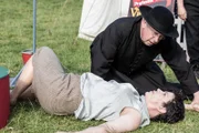 Father Brown (Mark Williams) eilt sofort zu Dr. Belmont (Annabel Cleare), als diese schwankend die Festwiese betritt und zusammenbricht.