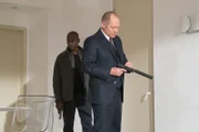 "The Blacklist", "Der Prognostiker (Nr. 163)." Liz findet vor ihrer Wohnung einen Schaukasten, der maßstabsgetreu einen Mord abbildet. Als sich die Tat wenig später tatsächlich so ereignet, ist die Task Force alarmiert. Die Spur führt zur neunjährigen Maggie. Maggies Mutter glaubt, dass ihre Tochter Vorahnungen hat und Verbrechen vorhersehen kann. Die Ermittler zweifeln an den übernatürlichen Kräften des Mädchens und suchen nach einer rationalen Erklärung. Unterdessen versucht Red, ins Kobaltgeschäft einzusteigen. Dafür ist ihm jedes Mittel recht.Im Bild (v.li.): Hisham Tawfiq (Dembe), James Spader (Raymond 'Red' Reddington).