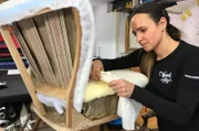 Raumausstattermeisterin Anne Karweg beherrscht die Kunst, einen Sessel zu polstern. Das Ziel: Die perfekte Form der Sitzfläche, die dem Be-Sitzer höchsten Sitzkomfort bietet.