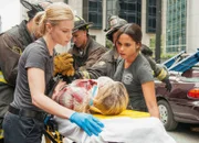 Leslie Shay (Lauren German, l.) und Gabriela Dawson (Monica Raymund, r.) kümmern sich um die Verletzte (Suzanne Lang).