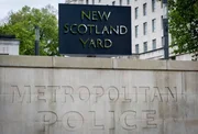 Das New Scotland Yard Schild und Gebäude, das Hauptquartier der Metropolitan Police.