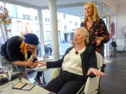 Kandidatin Ute (M.) beim Friseur