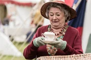 Mrs McCarthy (Sorcha Cusack) kann sich für die Zaubertricks der Narren nicht wirklich begeistern.