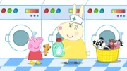 Zum Schluss schlägt Frau Mümmel (r.) Peppa (l.) vor, ihren Teddy gründlich zu waschen, doch auch das möchte Peppa nicht. Sie liebt ihren Teddy so wie er ist.