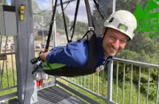 Tobias Kämmerer holt sich beim Flug mit der Zipline den ultimativen Adrenalin-Kick – eine Doppelseilrutsche, 60 Meter über dem Boden, mit der man über 70 km/h schnell ins Tal fliegt.