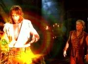 Hercules (Kevin Sorbo, li.) sieht keine andere Möglichkeit den Kranken zu helfen als das steinerne Zyklopenauge zu zerstören. Jedoch geht damit der Fluch der Unsichtbarkeit auf Hercules über. Hercules und Iolaus II. (Michael Hurst) müssen jetzt auch die anderen Zyklopenauge zertören...  +++