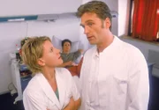 Nikola (Mariele Millowitsch, li.) ist empört darüber, dass Schmidt (Walter Sittler) den jungen Patienten Axel Winter (Maximilian Cress, hi.lieg.), Sohn des Rennstall-Besitzers Berthold Winter umgarnt, um an Karten zu kommen.