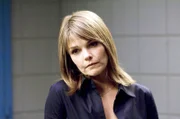 Detective Alexandra Eames (Kathryn Erbe) zweifelt an der Aussage des Vizedirektors des Gesundheitsamtes: Dieser behauptet, von der Fälschung eines Medikamentes nichts gewusst zu haben.