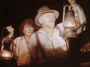 Mr. Loudy (John Ireland, r.) hat endlich den Eingang zur Kohlenmine entdeckt. Hoffnungsvoll folgt Charles (Michael Landon, l.) dem Bauingenieur.