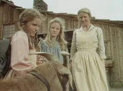 Caroline (Karen Grassle, r.) und Mary (Melissa Sue Anderson, M.) sind über die Ankunft des Ziegenbockes nur mäßig erfreut. Laura (Melissa Gilbert, l.) dagegen hofft sehr, dass ihr Vater das Tier in der Scheune beherbergt.