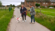 Coach Andreas Ohligschläger (r) zusammen mit Halterin Sandra und ihrem Hund Kessy beim Training.