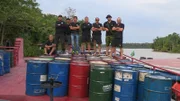 Sichtlich zufrieden posieren die Ermittler auf der sichergestellten Beute.