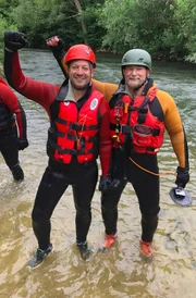 Tobias Kämmerer mit Jens Habich (re.) nach dem Body Rafting.