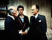 Um Eddie (Geoffrey Lewis, M.), der sich bei jedem unbeliebt macht, zu zeigen, was andere über ihn denken und wie sie über ihn reden, macht Jonathan ihn unsichtbar ...