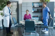 Im JTK werden dieses Mal nicht die Auszubildenden sondern die Ausbilder bewertet. Ben Ahlbeck (Philipp Danne, l.) überreicht den beiden Assistenzärzten Viktoria Stadler (Isabella Krieger, M.) und Florian Osterwald (Lion Wasczyk, r.) die Fragebögen.