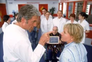 Patient Spiegel (Karl-Friedrich Gerster,  Mi.) hat von Schmidts (Walter Sittler, li.) Lippen abgelesen, dass er der Vater von Nikolas (Mariele Millowitsch) Baby ist und nun wissen es auch alle anderen im Krankenhaus. Schmidt streitet natürlich alles ab...