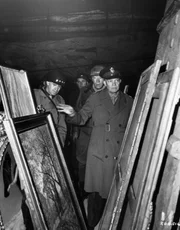 General Dwight D. Eisenhower (r.) Supreme Allied Commander, begleitet von General Omar N. Bradley und Lt. General George S. Patton, Jr., inspiziert gestohlene Kunstschätze, die von den Nazis in einem deutschen Salzbergwerk versteckt wurden.