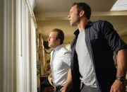 Bei einem Überfall auf ein Juweliergeschäft wird ein Wachmann, der früher einmal Polizist war, erschossen. Danny (Scott Caan, l.) und Steve (Alex O'Loughlin, r.) ermitteln Undercover, um den Täter dingfest zu machen ...