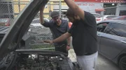 Kein Teil bleibt original. Werkstattleiter Enrique erläutert seine Tuning-Pläne.