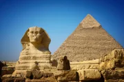 Große Sphinx von Gizeh und Chephren-Pyramide.