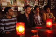 Nachdem klar ist, dass er tatsächlich endlich 21 Jahre alt wird, bricht Troy (Donald Glover, l.) mit Jeff (Joel McHale, 2.v.l.), Abed (Danny Pudi, 2.v.r.), Shirley (Yvette Nicole Brown, r.) und den anderen zu einer ausgedehnten Kneipentour auf ...