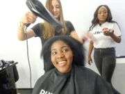 V.l.: Friseurin, Kandidatin Prisca, Shoppingbegleitung Denise