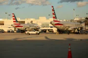 Zwei Flugzeuge der American Airline und ein autorisiertes Fahrzeug sind auf dem Rollfeld des Philadelphia International Airport in Philadelphia, Pa, geparkt. National Geographic für Disney)