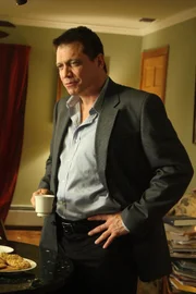 Patrick Copa (Holt McCallany) war der Partner des ermordeten Detectives. Er gibt an, den Schützen gesehen zu haben, der seinen Kollegen auf dem Gewissen hat.