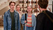 Arthur (Vivian Frey, r.) wird von Till (Francesco Oscar Schramm, l), Bella (Alessia Mazzola, 2.v.l.) und Svenja (Lea Marlen Woitack) gestellt und gesteht: Er ist Arthur Kaiser, Tills und Bellas Vater.