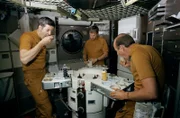 Astronauten in der Weltraumstation der NASA
