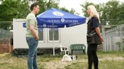 Hundetrainer Marcel Wunderlich und Pflegerin Sabrina Bock arbeiten mit der Münsterländermischling Loki.