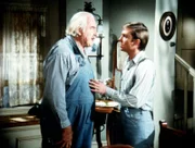Sam Walton (Will Geer, l.) und sein Enkel John-Boy (Richard Thomas, r.) haben eine Meinungsverschiedenheit ...
