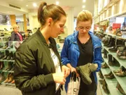 Kandidatin Karina (r.) mit ihrer Shoppingbegleitung Kathrin.
