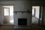 Der Wohnbereich mit Kamin des Hauses im sonnigen Kalifornien wird von zwei Gartentüren eingerahmt. Nicht optimal, finden Tarek und Christina und haben einen Plan ...