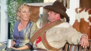 Benno (Willi Thomczyk, r.) versucht das Herz der Barkeeperin Miss Uschi (Antje Lewald) zu erobern.