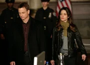 Können Mac (Gary Sinise, l.) und Jessica (Emmanuelle Vaugier, r.) den Mord an einem pädophilen Mann aufklären?