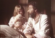 Weil der kleine Hund nicht stubenrein ist, verspricht Mr. Edwards (Victor French, r.), einen Hundekorb zu kaufen.