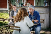 Alexander (Nicolai Cleve Broch, re.) und Nora (Alexandra Rapaport, Mi.) genießen ihre gemeinsame Zeit. Doch sie sind nicht unbeobachtet. Max (Mattias Malmros, li.) belauscht ihr Gespräch und folgt ihnen auf Schritt und Tritt ...