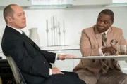 "The Blacklist", "Der Prognostiker (Nr. 163)." Liz findet vor ihrer Wohnung einen Schaukasten, der maßstabsgetreu einen Mord abbildet. Als sich die Tat wenig später tatsächlich so ereignet, ist die Task Force alarmiert. Die Spur führt zur neunjährigen Maggie. Maggies Mutter glaubt, dass ihre Tochter Vorahnungen hat und Verbrechen vorhersehen kann. Die Ermittler zweifeln an den übernatürlichen Kräften des Mädchens und suchen nach einer rationalen Erklärung. Unterdessen versucht Red, ins Kobaltgeschäft einzusteigen. Dafür ist ihm jedes Mittel recht.Im Bild (v.li.): James Spader (Raymond 'Red' Reddington), Michael Potts (Iniko).
