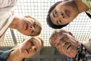 Dr. Rosalind Schmidt (Helene Grass, l.o.), Vicky Adam (Katja Danowski, l.u.), Günter Hoffmann (Wolfgang Winkler, r.u.) und Hui Ko (Aaron Le, r.o.) begutachten die Leiche des Vergewaltigers. Er wurde erstochen und hat einen Genickbruch.