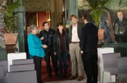 Anne (Barbara Flynn, l.), Kelby (Dylan Llewellyn, 2.v.l.), Esther (Zahra Ahmadi, M.) und Humphrey (Kris Marshall, 2.v.r.) versichern dem Kunsthändler Terrence Witham (Rufus Jones, r.), dass das wertvolle Gemälde bis zum nächsten Morgen bewacht wird.