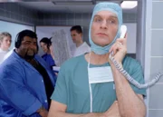 Dr. Schmidt (Walter Sittler, re.) legt eine falsche Fährte für die Gerüchteküche, in dem er - deutlich hörbar - Putzmann Salvatore (Hakan Orbeyi, li.) als Vater von Nikolas Baby nennt...